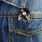PINS Przypinka WINYL czarno-biała Punk Rock Emo