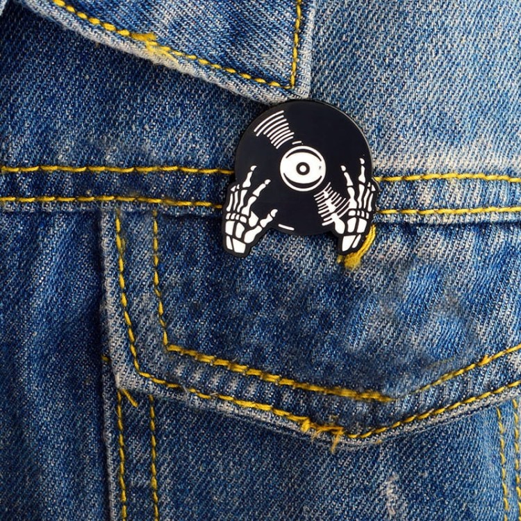 PINS Przypinka WINYL czarno-biała Punk Rock Emo