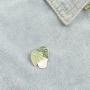 PINETS przypinka roślinka Monstera w donicy złota