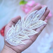 NASZYWKA cekiny koraliki biały Liść Listek 19 cm