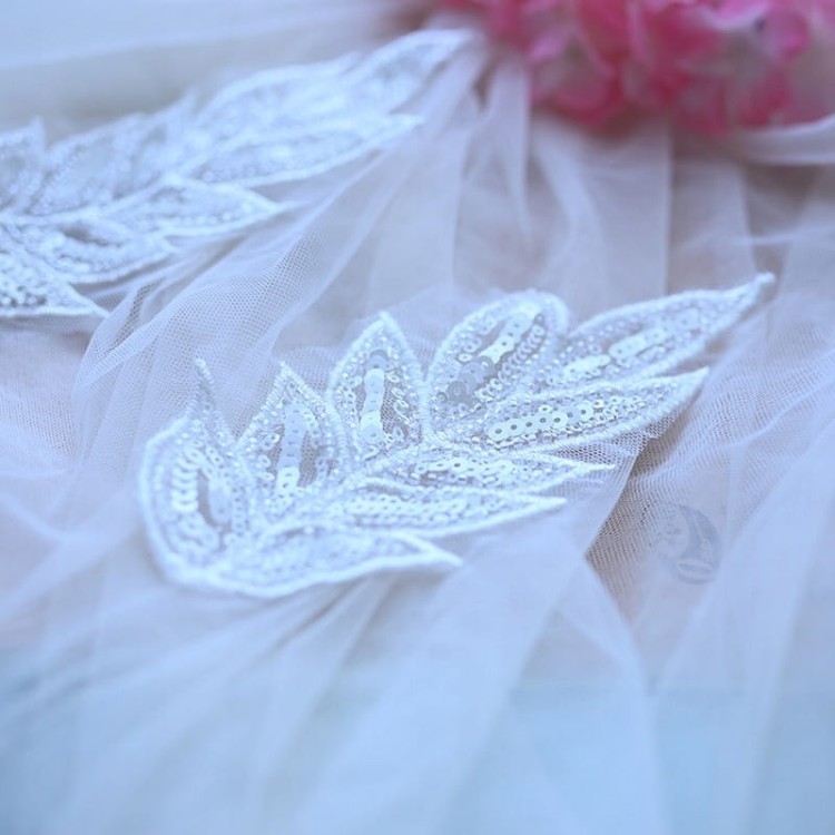 NASZYWKA cekiny koraliki biały Liść Listek 19 cm