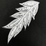 NASZYWKA cekiny koraliki biały Liść Listek 19 cm