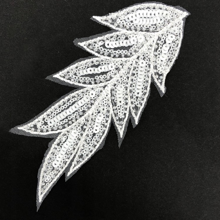 NASZYWKA cekiny koraliki biały Liść Listek 19 cm