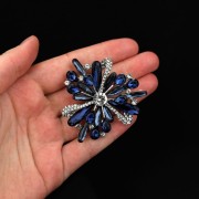 PINETS Broszka Niebieski kwiat z cyrkoniami
