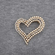 PINETS Broszka serce z koralikami i cyrkoniami
