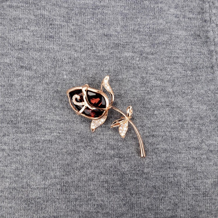 PINETS czerwona Róża pozłacana broszka z kwiatem