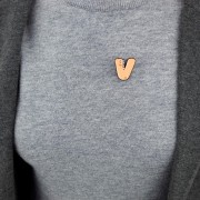 PINETS Przypinka Litera V Własny Napis Logo Fonty