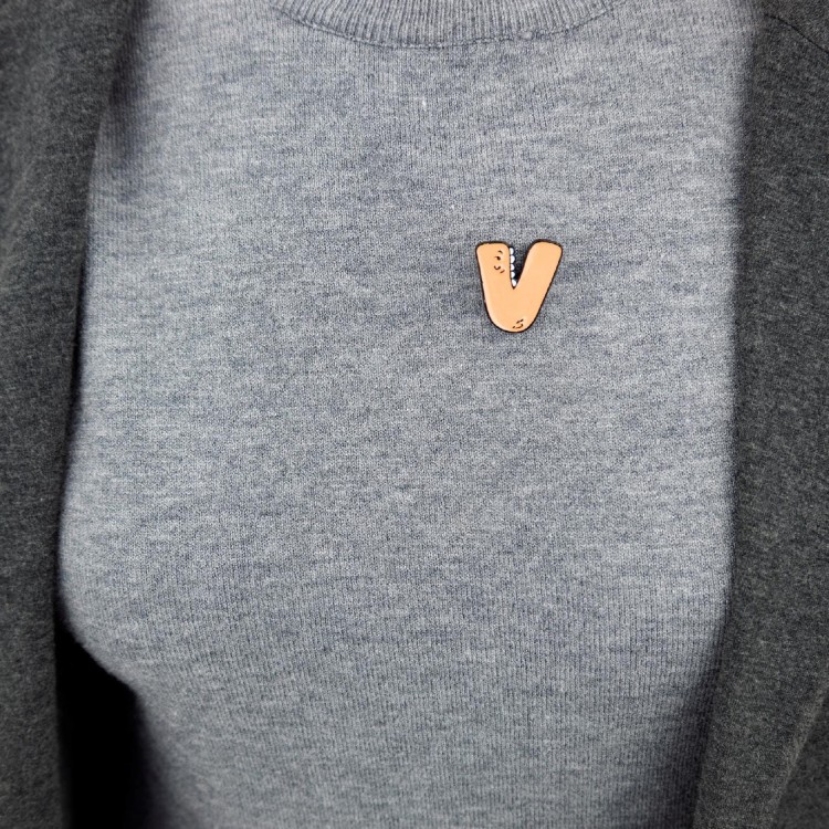 PINETS Przypinka Litera V Własny Napis Logo Fonty