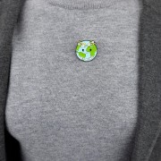 PINETS Przypinka ekologiczna Ziemia z wiankiem EKO