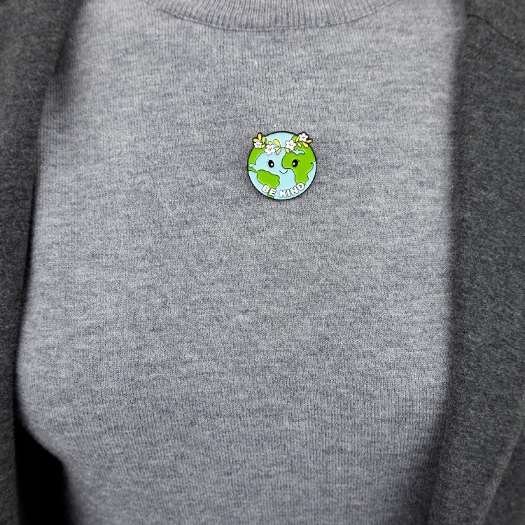 PINETS Przypinka ekologiczna Ziemia z wiankiem EKO