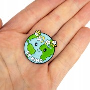 PINETS Przypinka ekologiczna Ziemia z wiankiem EKO