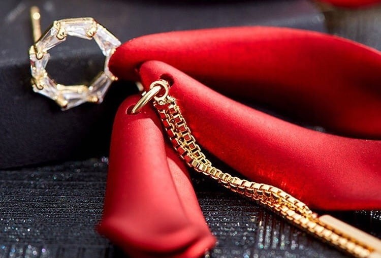 Kolczyki złote długie czerwone płatki