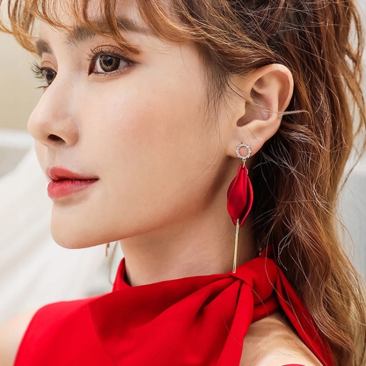 Kolczyki złote długie czerwone płatki