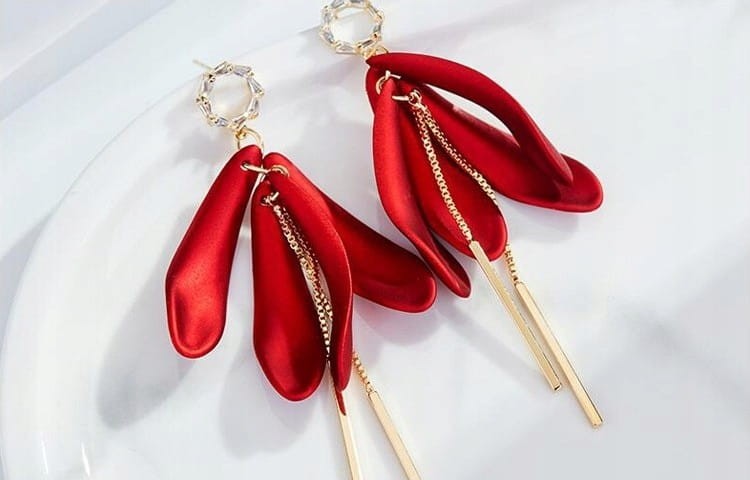 Kolczyki złote długie czerwone płatki