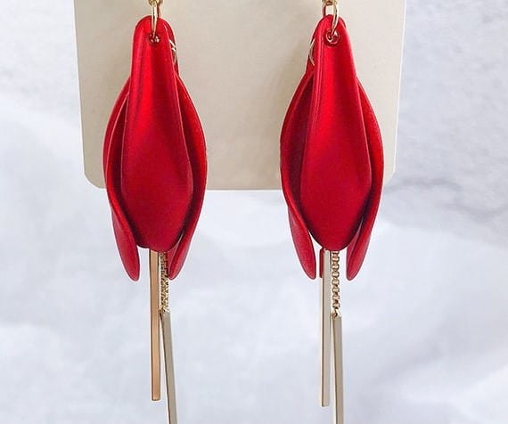 Kolczyki złote długie czerwone płatki