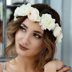 Wianek Boho z dużymi białymi kwiatami piwoniami