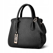 Torebka czarna ekoskóra kuferek z brelokiem