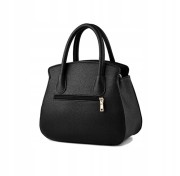 Torebka czarna ekoskóra kuferek z brelokiem