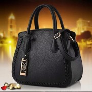 Torebka czarna ekoskóra kuferek z brelokiem