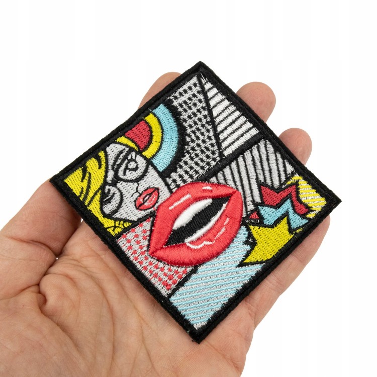 NASZYWKA haftowana kobieta w okularach usta komiks