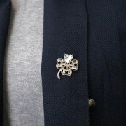 PINETS Broszka srebrna Koniczynka z białym sercem