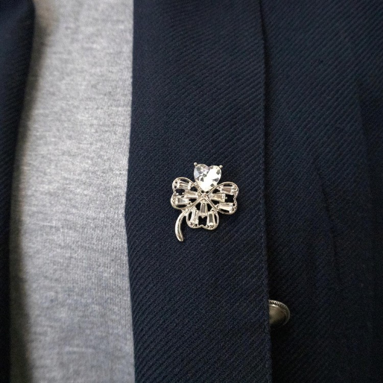 PINETS Broszka srebrna Koniczynka z białym sercem