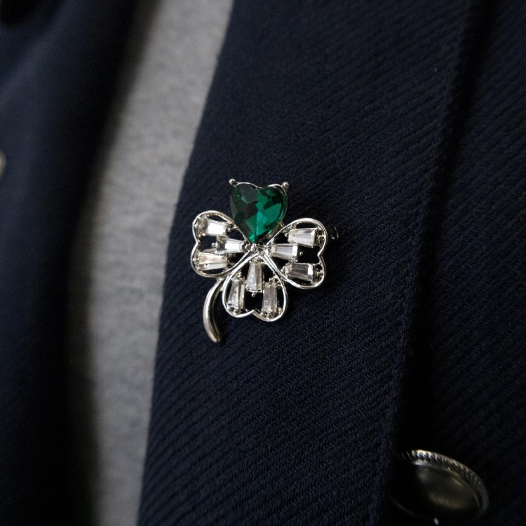 PINETS Koniczynka Srebrna broszka zielone serce