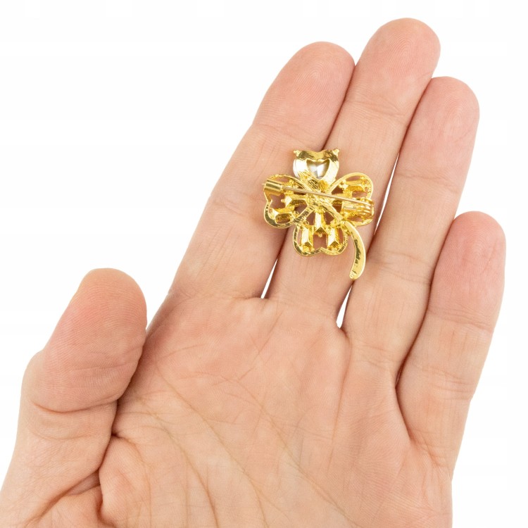 PINETS Broszka Koniczynka Złota z białym sercem