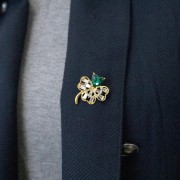 PINETS Broszka złota Koniczynka z zielonym sercem