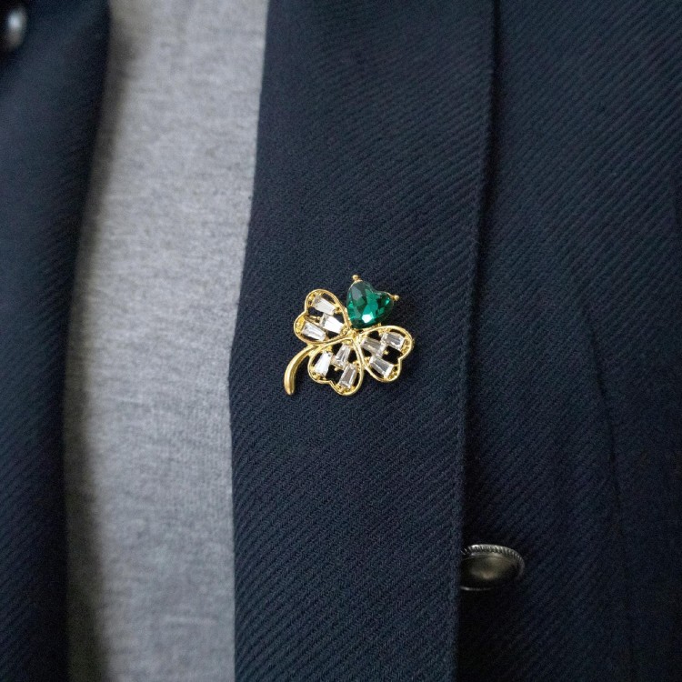 PINETS Broszka złota Koniczynka z zielonym sercem