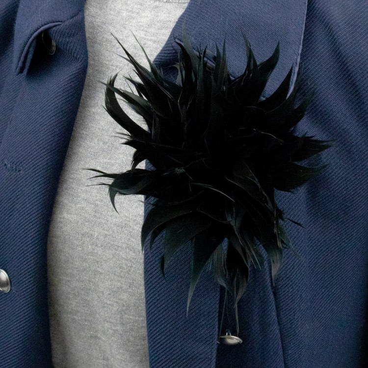 Broszka czarne Pióra gęsie Zapinka do kapelusza