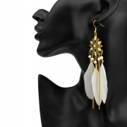 Kolczyki BOHO z białymi piórkami łańcuszki długie