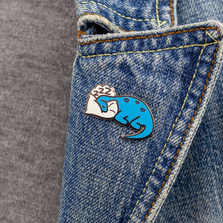 PINETS przypinka śpiący niebieski Dinozaur słodki