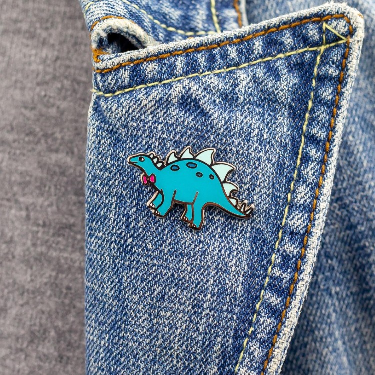 PINETS przypinka Dinozaur z kokardką turkusowy