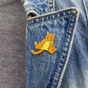 PINETS przypinka Kot gruby Spaślak pomarańcz 14K