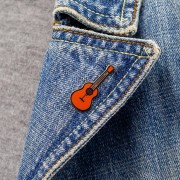 PINETS przypinka gitara akustyczna pomarańczowa