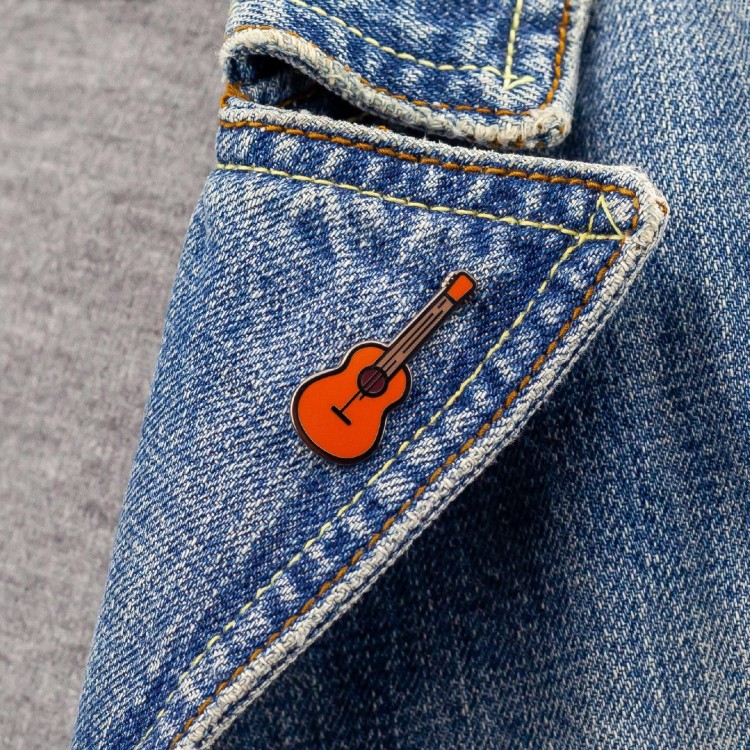 PINETS przypinka gitara akustyczna pomarańczowa