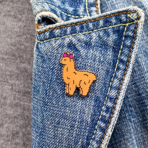 PINETS przypinka Alpaka brązowa z różową kokardką