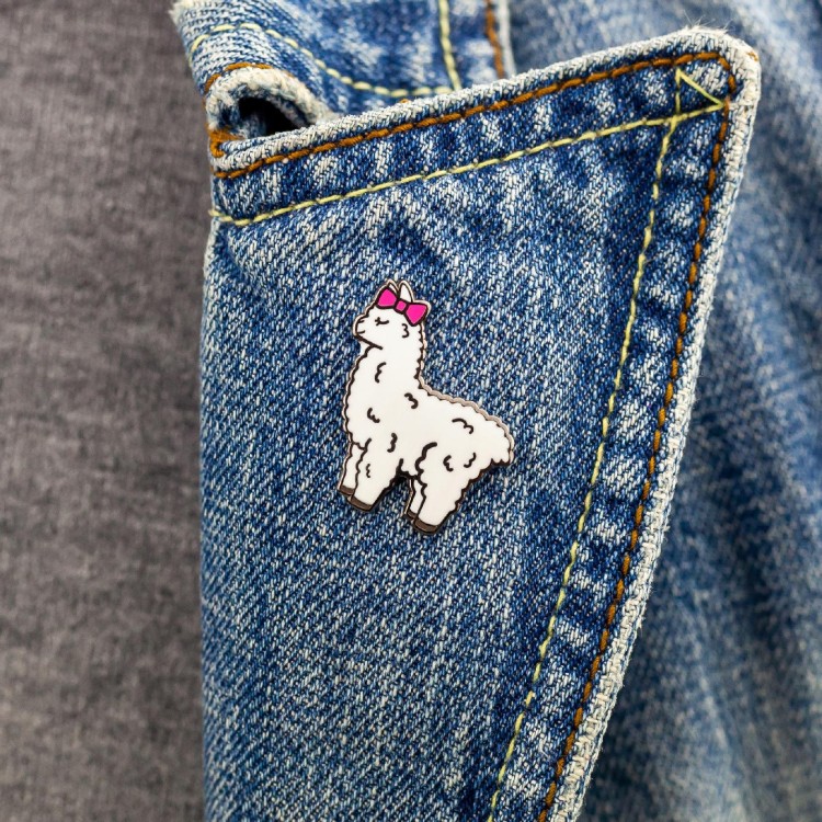 PINETS przypinka Alpaka Lama z różową kokardką