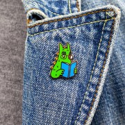 PINETS przypinka Smok Wawelski czytający książkę