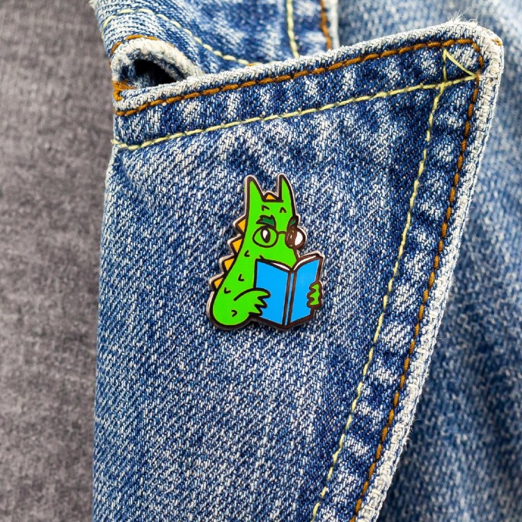 PINETS przypinka Smok Wawelski czytający książkę