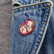 PINETS przypinka Dziecko płód w kwiatach narodziny