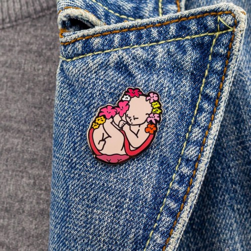 PINETS przypinka Dziecko płód w kwiatach narodziny