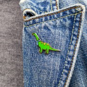 PINETS przypinka zielony Dinozaur z szalikiem