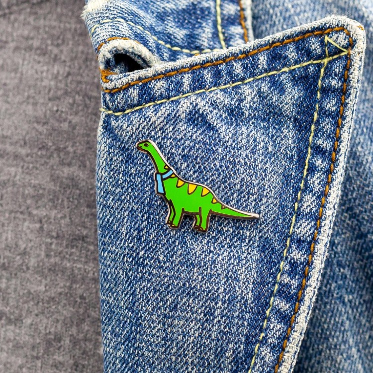 PINETS przypinka zielony Dinozaur z szalikiem