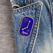 PINETS przypinka znak zodiaku Baran Aries Cyrkonie