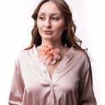 Choker naszyjnik kwiat na rzemieniu róża na szyję różowa