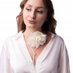 Choker naszyjnik kwiat na rzemieniu róża na szyję kremowa