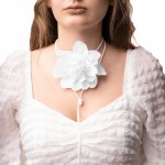 Choker naszyjnik kwiat na rzemieniu róża na szyję biała