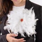 Efektowna Duża broszka z białych piór z czerwonym kamieniem ozdoba